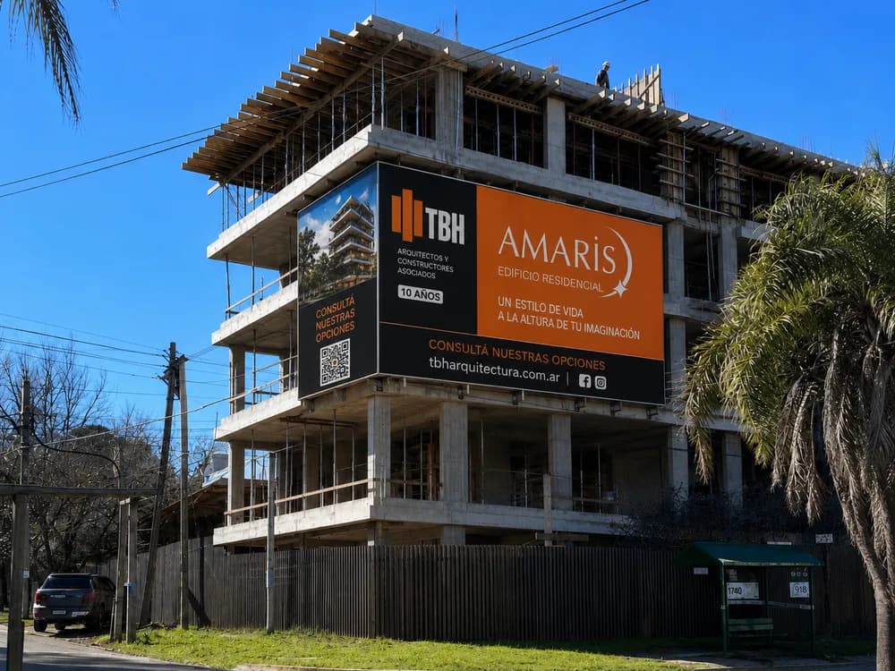 Avance de obra de Amaris — estructura en ejecución con el cartel de obra de TBH