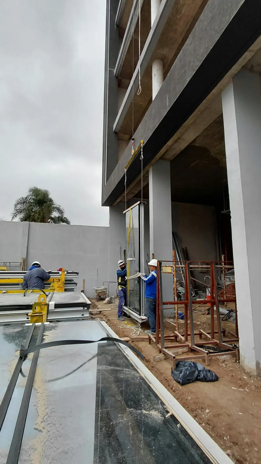 Avance de obra de Green Office — operarios montando los paños vidriados de planta baja