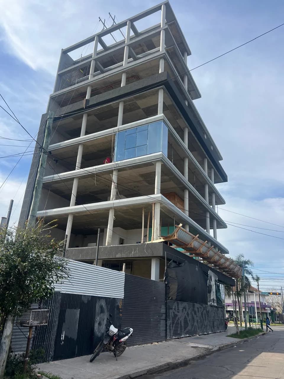 Avance de obra de Green Office — estructura de hormigón terminada sobre la avenida