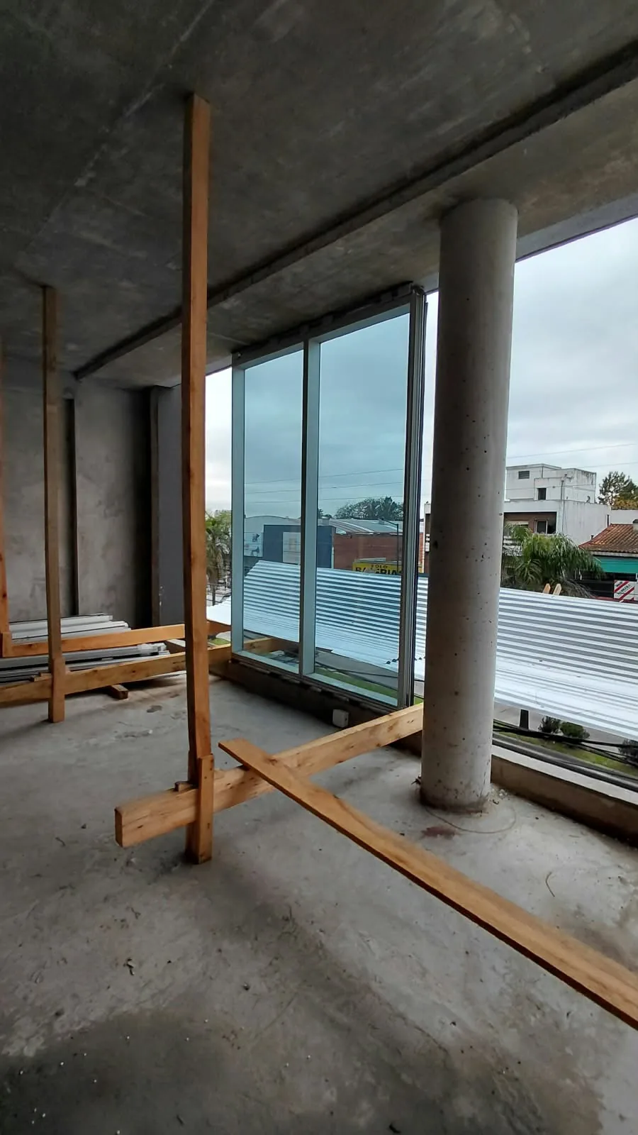 Avance de obra de Green Office — primer piso con las carpinterías colocadas