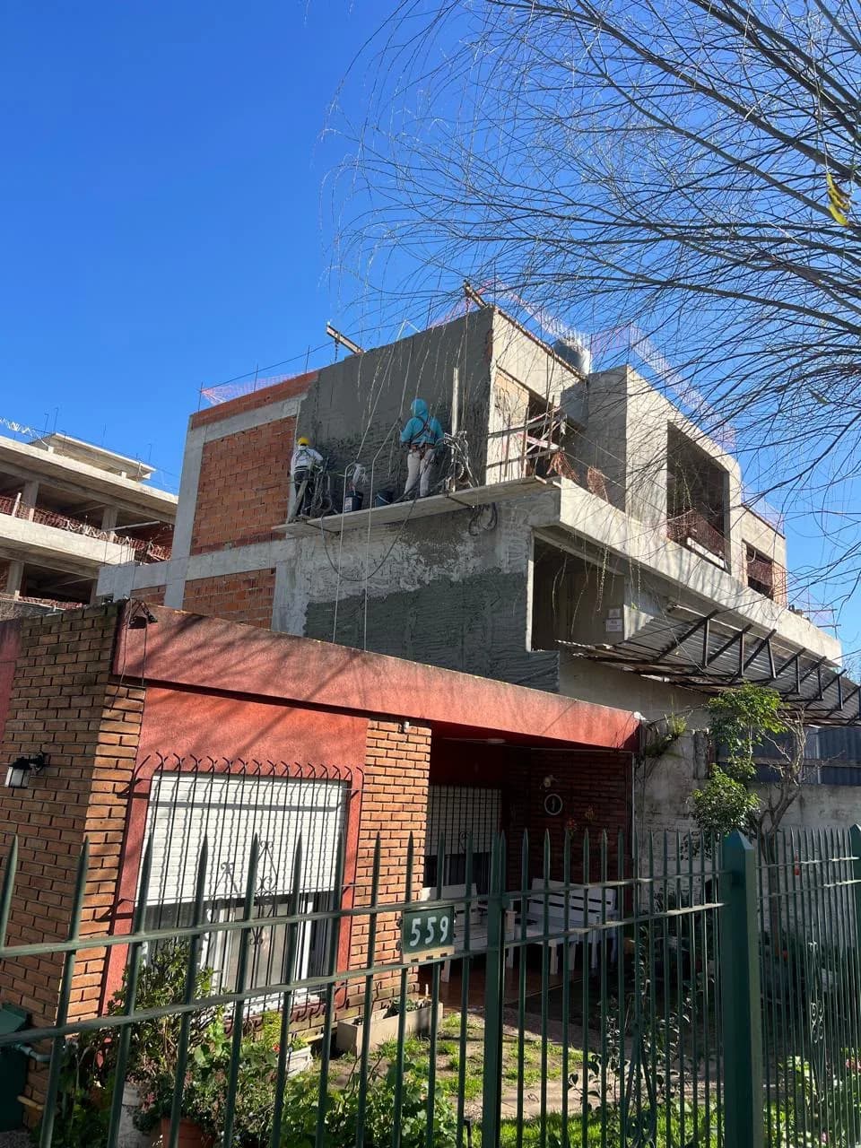 Avance de obra de La Florida — equipo trabajando en la losa superior