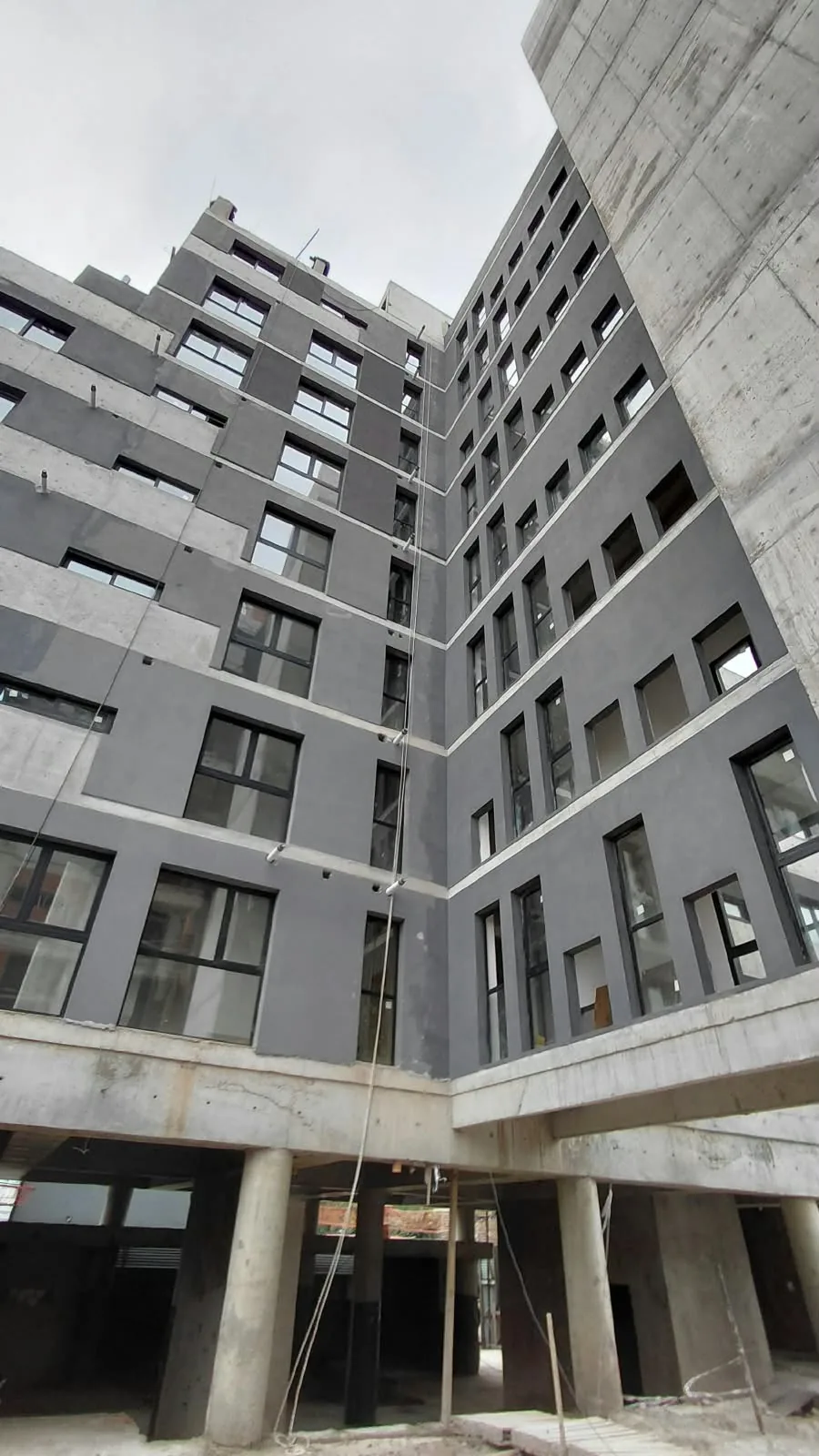 Avance de obra de Pontesole — estructura de hormigón vista desde abajo