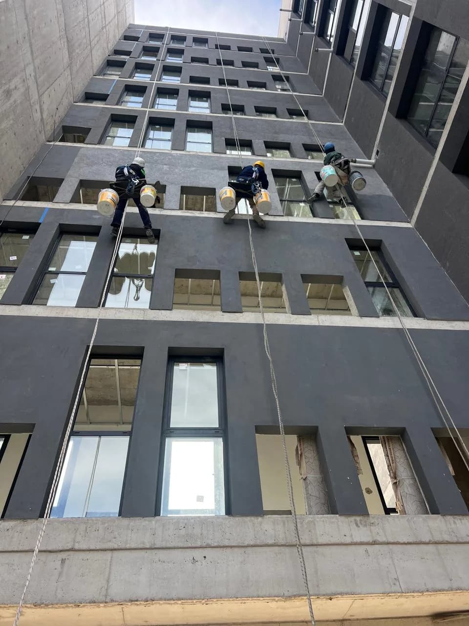 Avance de obra de Pontesole — operarios trabajando sobre la fachada