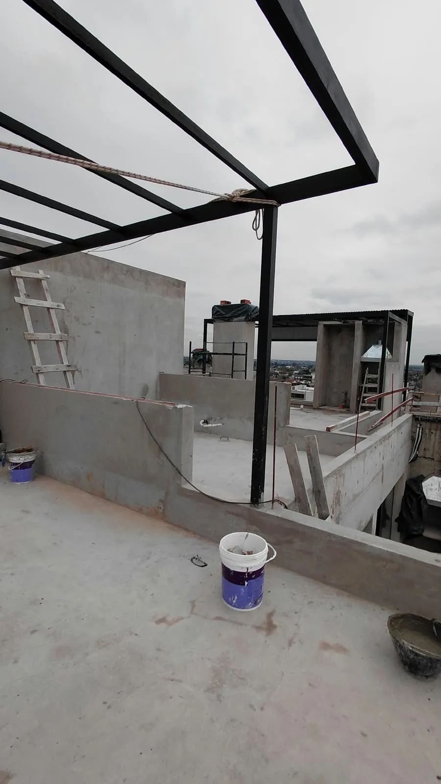 Avance de obra de Pontesole — terraza con la pérgola en montaje