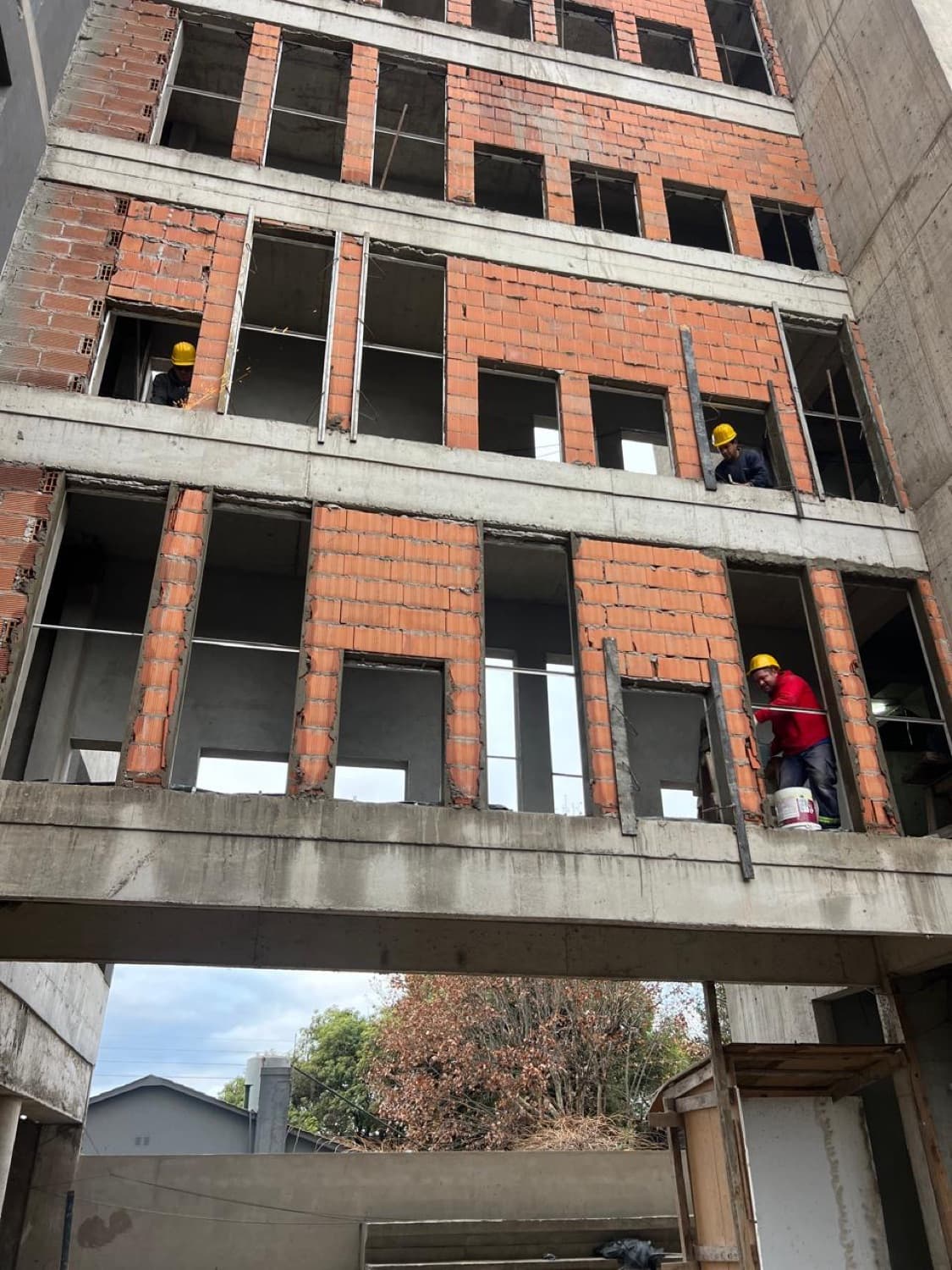 Avance de obra de Pontesole — fachada en construcción