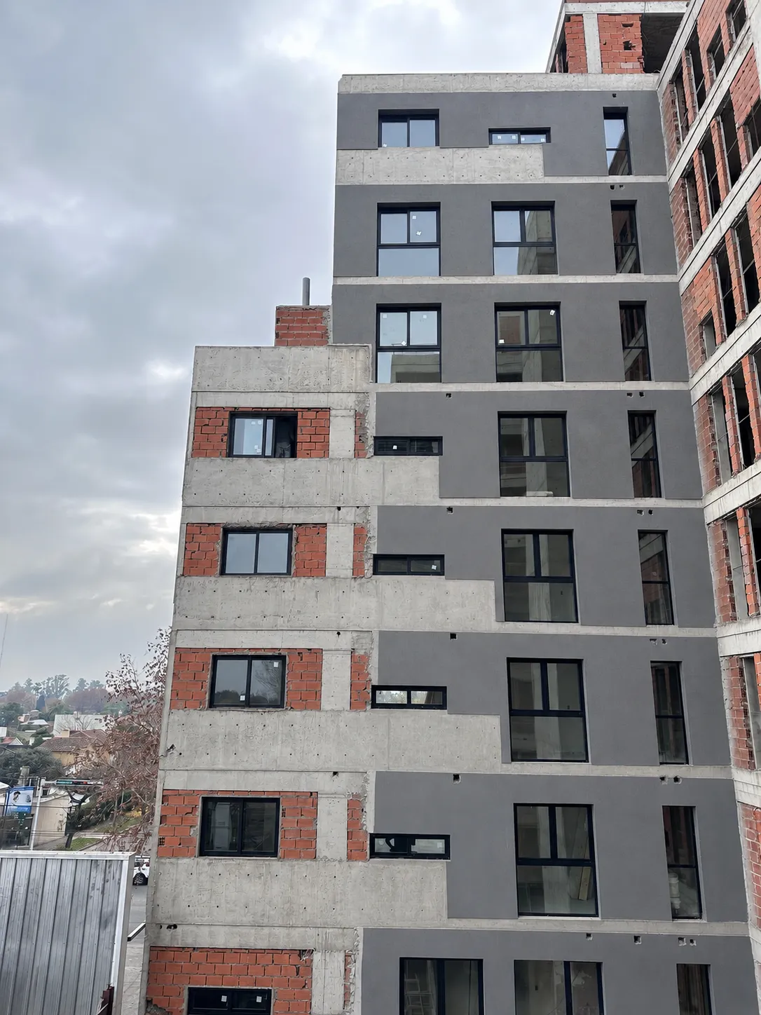 Avance de obra de Pontesole — fachada en construcción