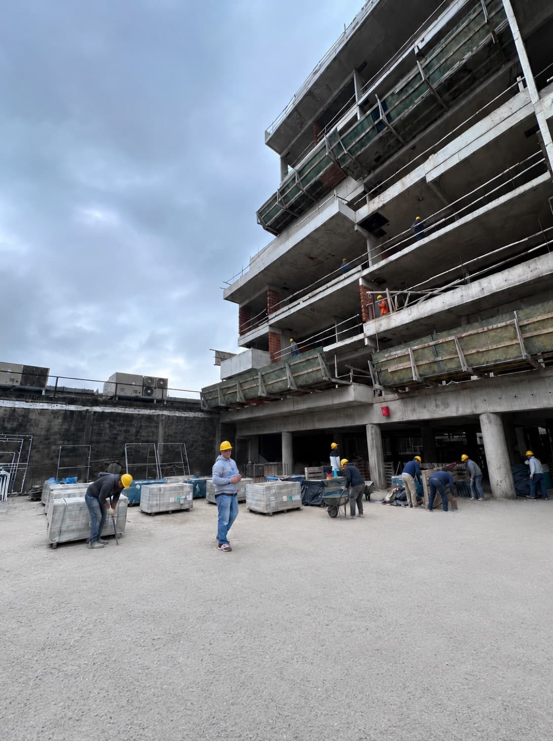 Avance de obra de Pontesole — equipo trabajando en la estructura