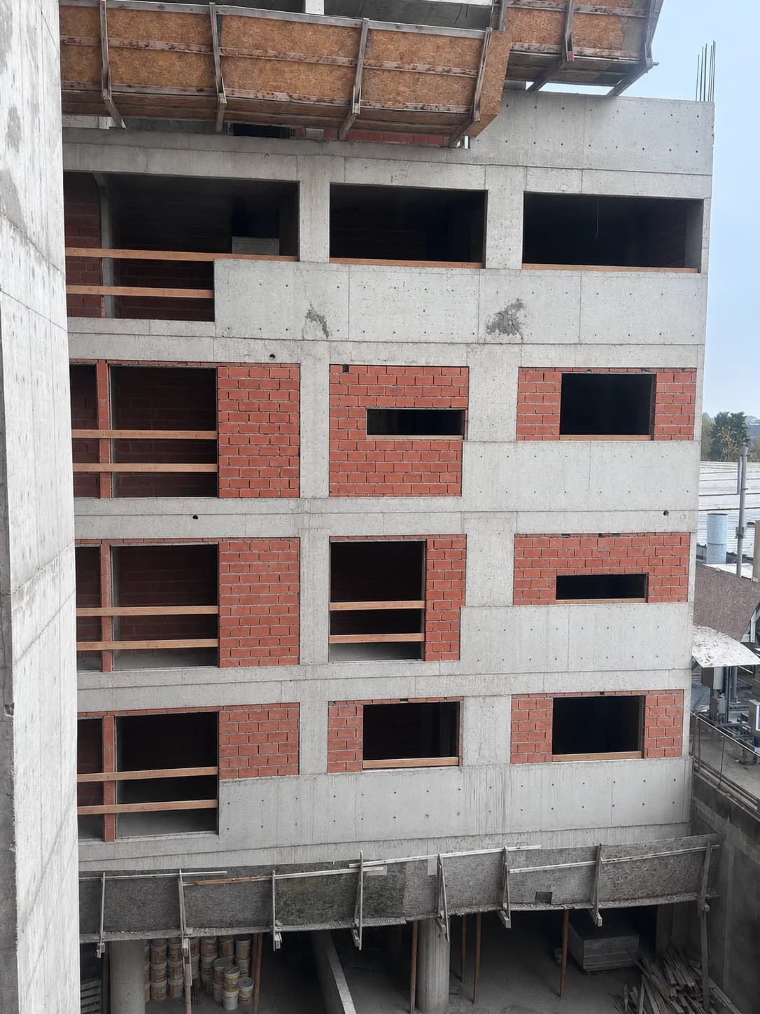 Avance de obra de Pontesole — equipo trabajando en la estructura