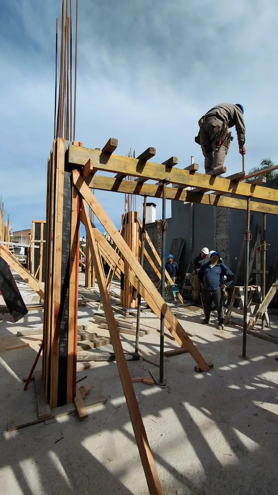 Avance de obra de Urbano Mendoza — operario sobre el encofrado de madera