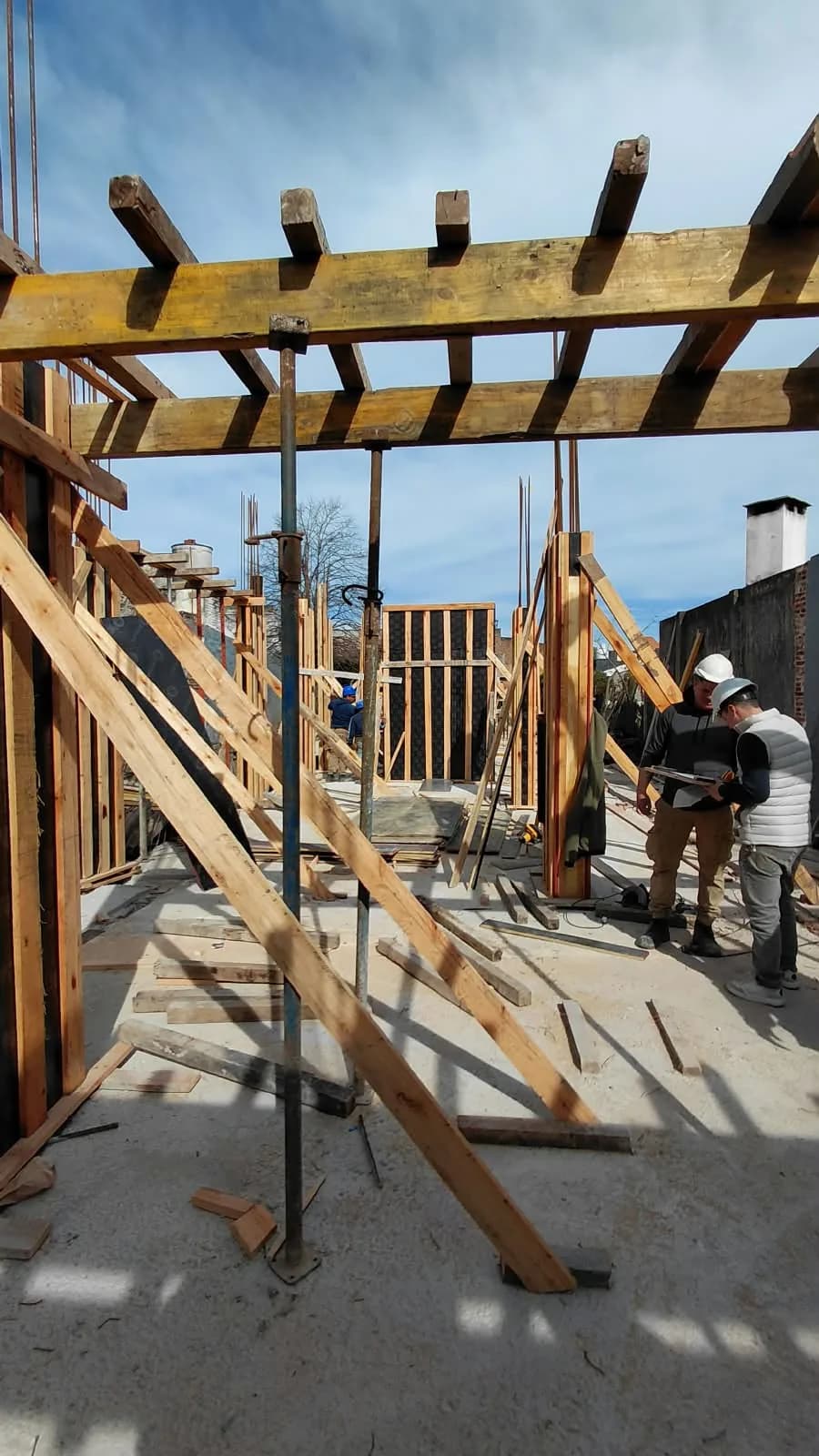 Avance de obra de Urbano Mendoza — apuntalamiento y armado de la estructura