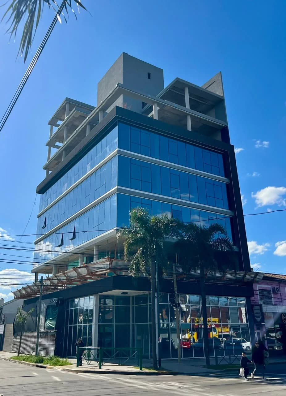 Avance de obra de Green Office — fachada vidriada sobre la avenida